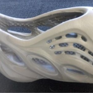 Size 4 women’s Yeezy foam runners